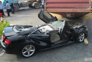 Illustration for article titled You Won't Believe Two People Survived Being Flattened In This Car